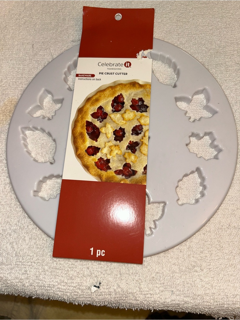 Celebrate It Light Gray Leaf Pie Crust Cutter